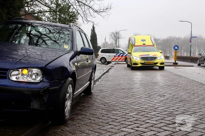 Twee auto's botsen op elkaar op een kruispunt