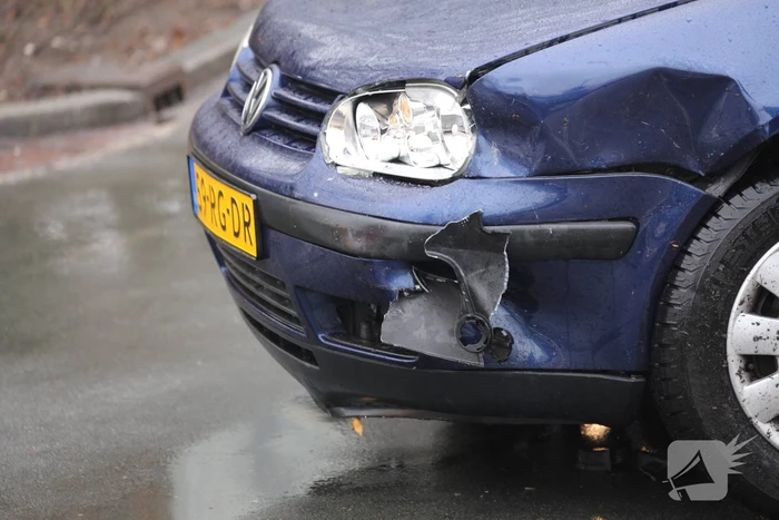 Twee auto's botsen op elkaar op een kruispunt