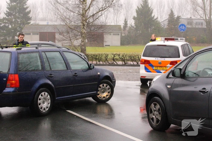 Twee auto's botsen op elkaar op een kruispunt