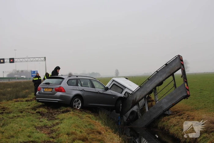 Bestelbus met aanhanger belandt in de sloot