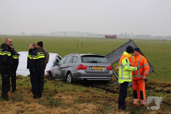 Bestelbus met aanhanger belandt in de sloot