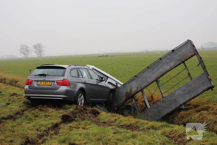 Bestelbus met aanhanger belandt in de sloot