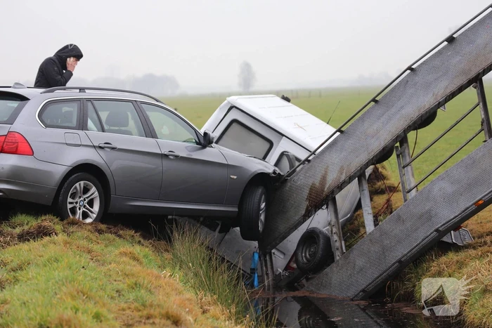 Bestelbus met aanhanger belandt in de sloot
