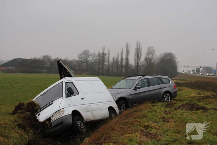 Bestelbus met aanhanger belandt in de sloot
