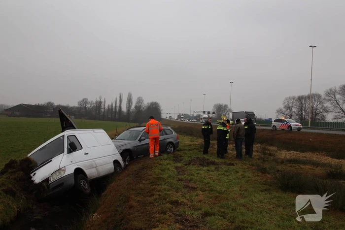 Bestelbus met aanhanger belandt in de sloot