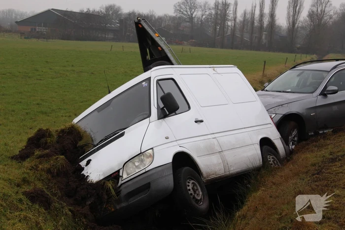 Bestelbus met aanhanger belandt in de sloot