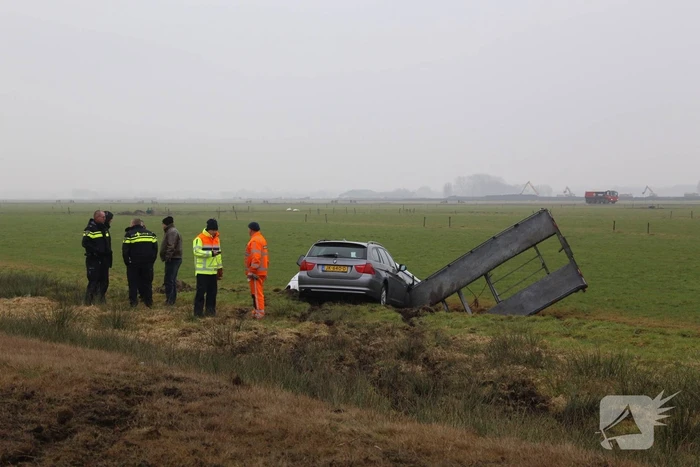 Bestelbus met aanhanger belandt in de sloot