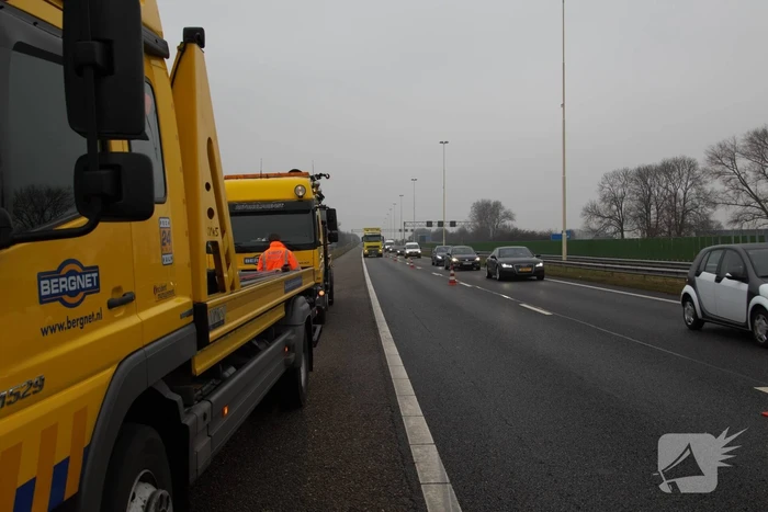 Bestelbus met aanhanger belandt in de sloot