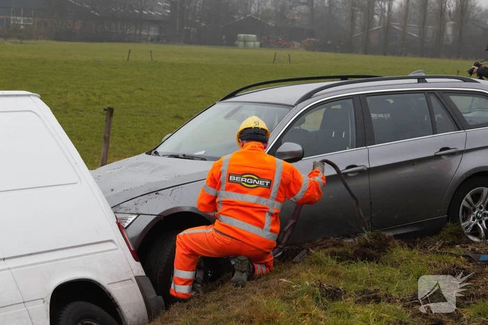 Bestelbus met aanhanger belandt in de sloot
