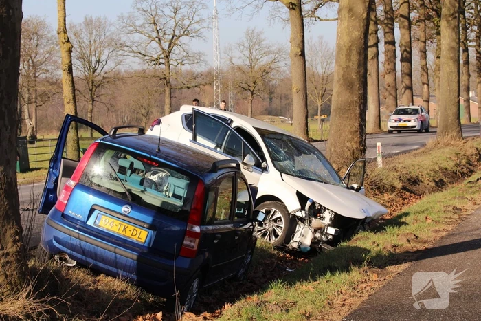 Twee auto's botsen frontaal op elkaar