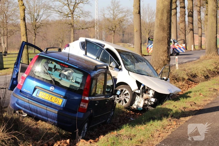 Twee auto's botsen frontaal op elkaar