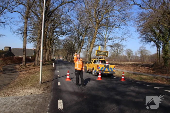 Twee auto's botsen frontaal op elkaar