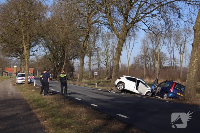 Twee auto's botsen frontaal op elkaar