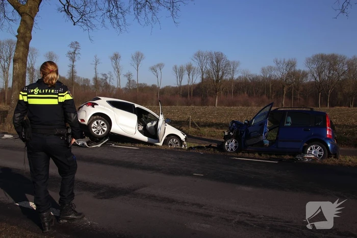 Twee auto's botsen frontaal op elkaar