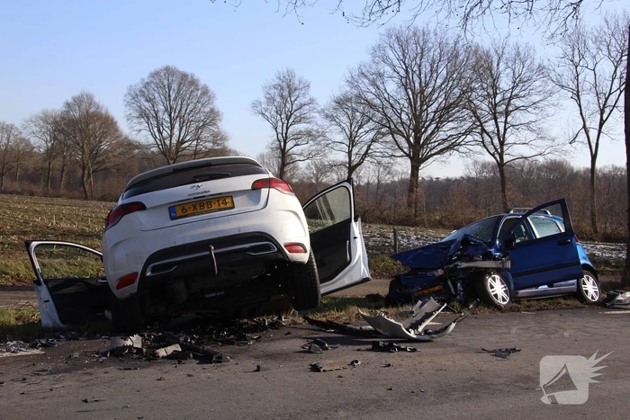 Twee auto's botsen frontaal op elkaar