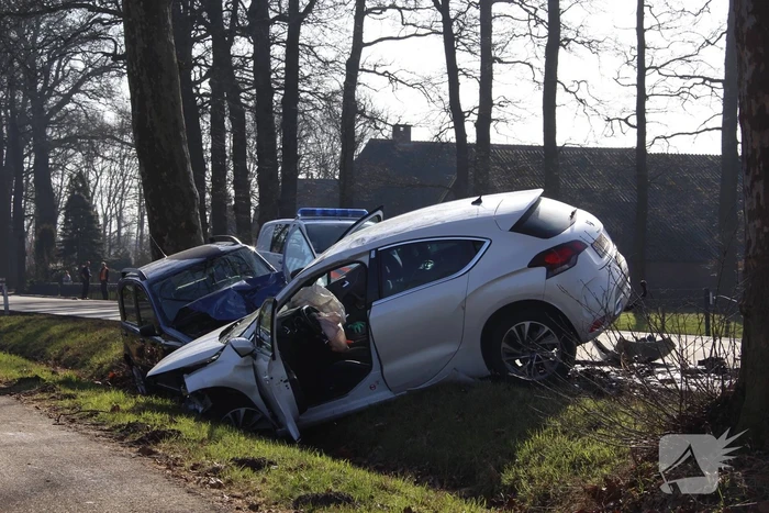 Twee auto's botsen frontaal op elkaar