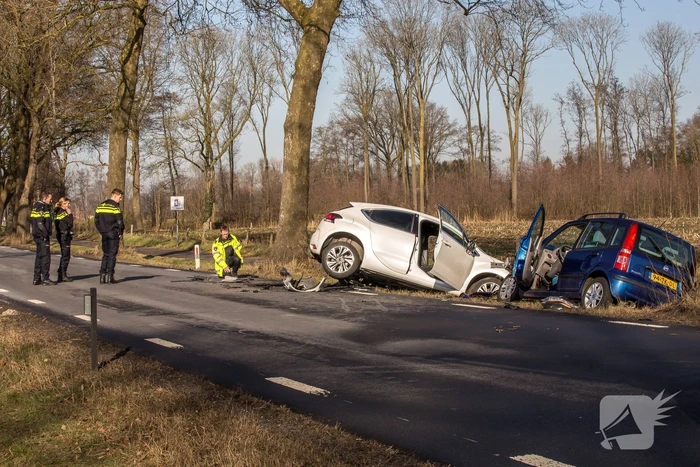 Twee auto's botsen frontaal op elkaar