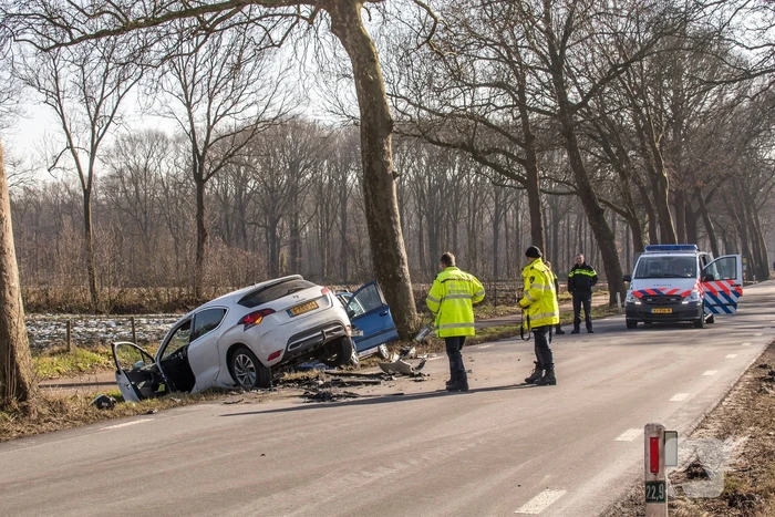 Twee auto's botsen frontaal op elkaar