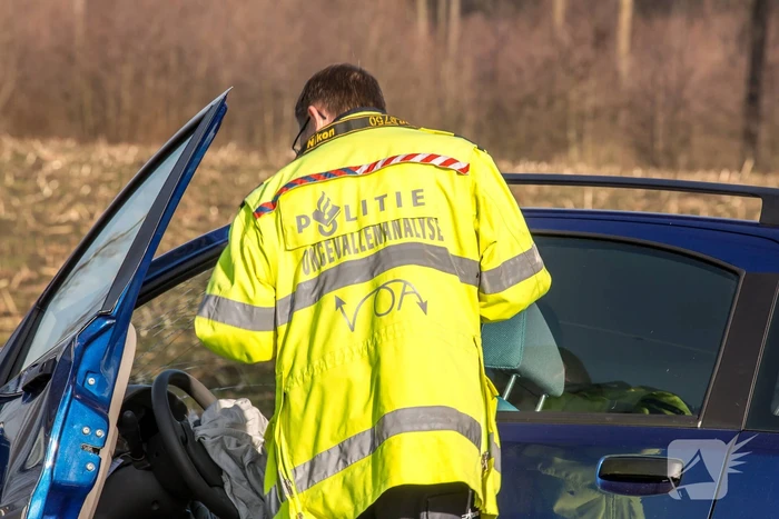 Twee auto's botsen frontaal op elkaar