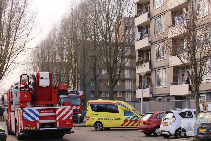 Persoon door brandweer uit woning gehaald bij woningbrand