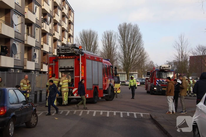 Persoon door brandweer uit woning gehaald bij woningbrand