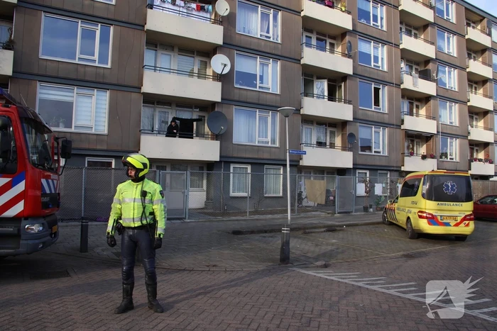 Persoon door brandweer uit woning gehaald bij woningbrand
