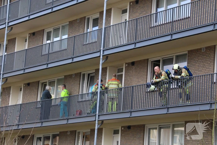 Persoon door brandweer uit woning gehaald bij woningbrand