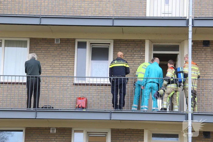Persoon door brandweer uit woning gehaald bij woningbrand