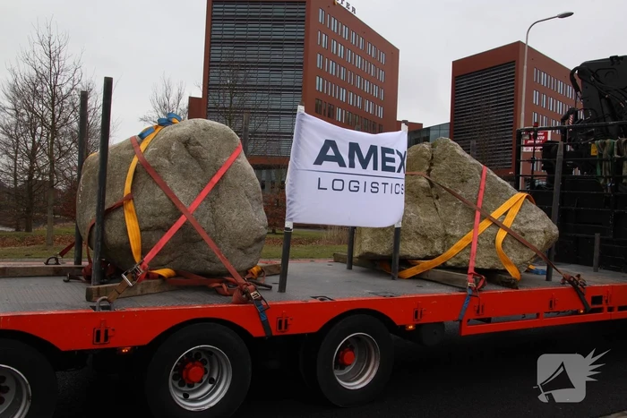 Kraan plaatst Schotse keien