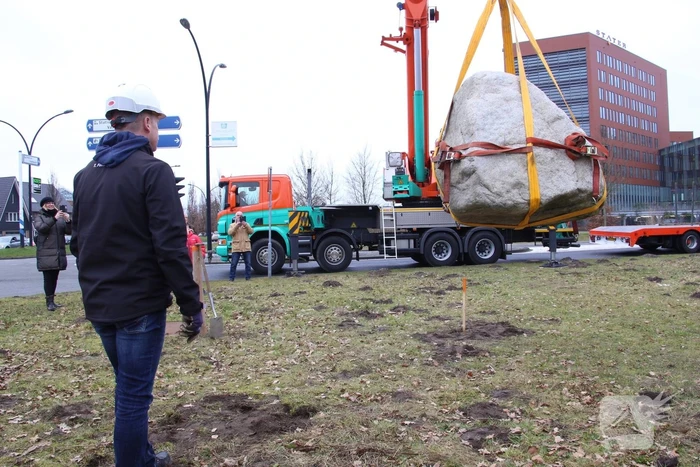 Kraan plaatst Schotse keien