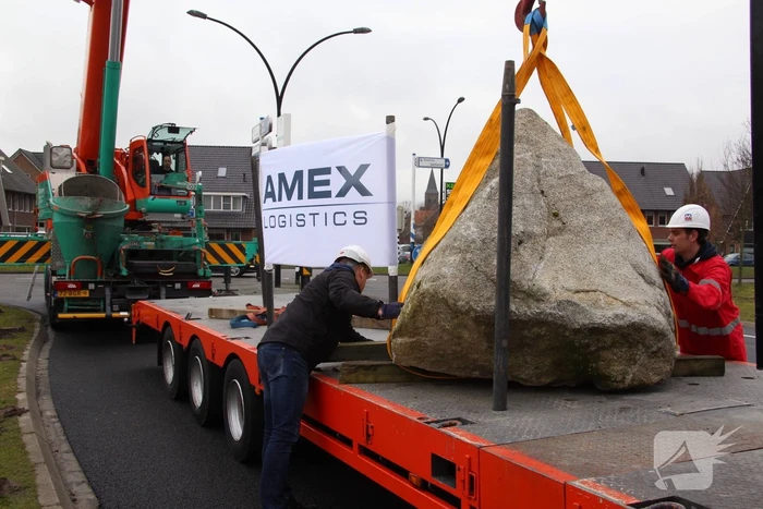 Kraan plaatst Schotse keien
