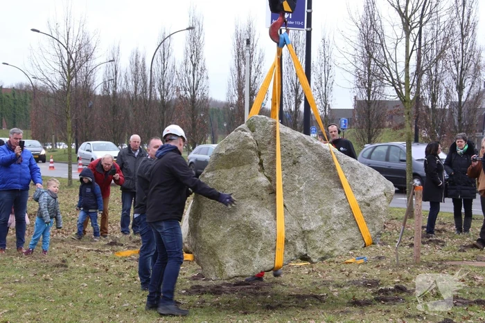 Kraan plaatst Schotse keien