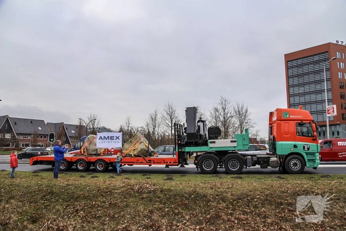 Kraan plaatst Schotse keien