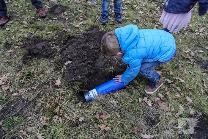 Kraan plaatst Schotse keien