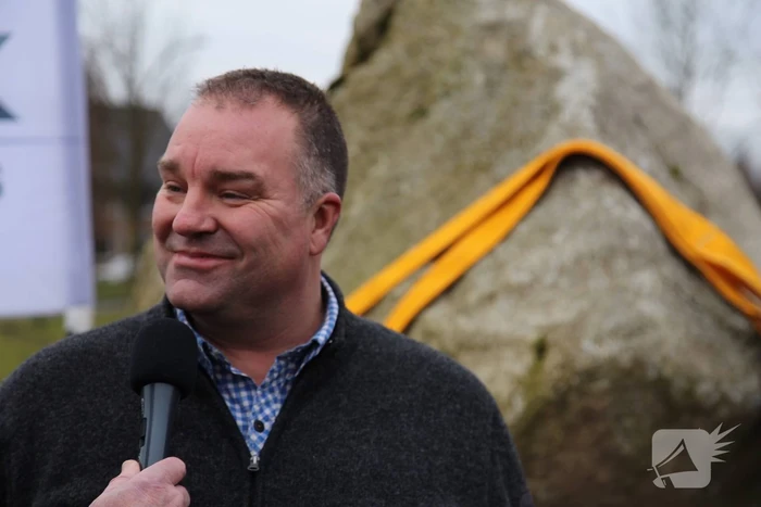 Kraan plaatst Schotse keien