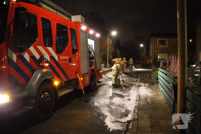 Weg bezaaid met liters olie