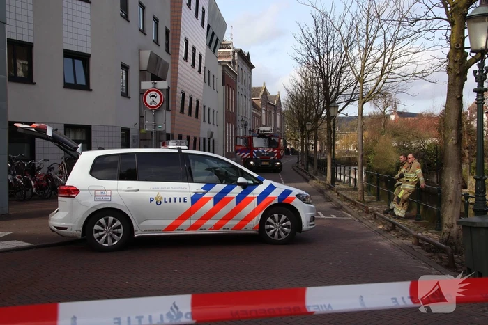 Verwarde vrouw met hond op het dak van GGZ-kantoor