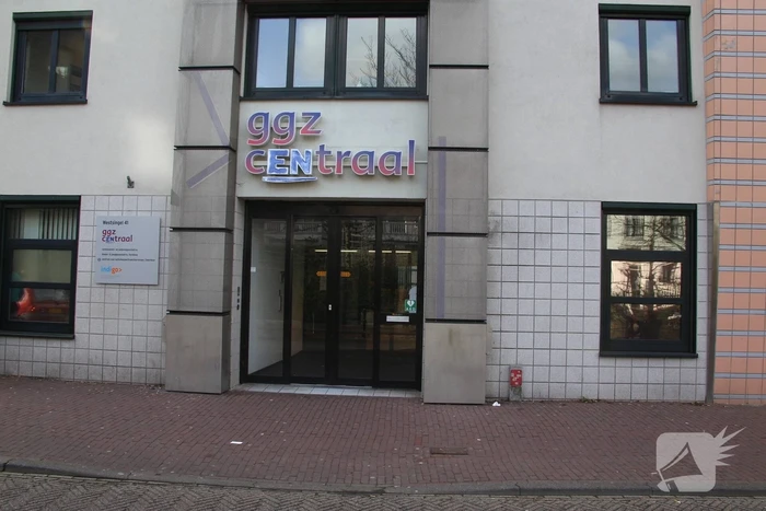Verwarde vrouw met hond op het dak van GGZ-kantoor