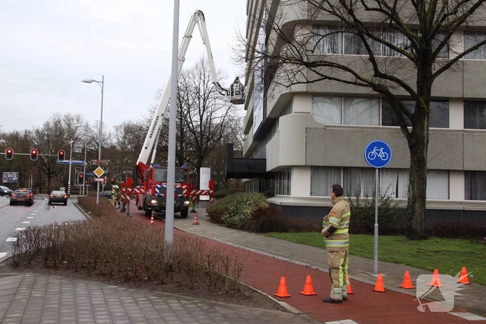 Losgewaaid spandoek zorgt voor gevaarlijke situatie