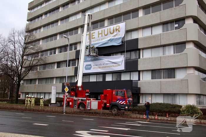 Losgewaaid spandoek zorgt voor gevaarlijke situatie