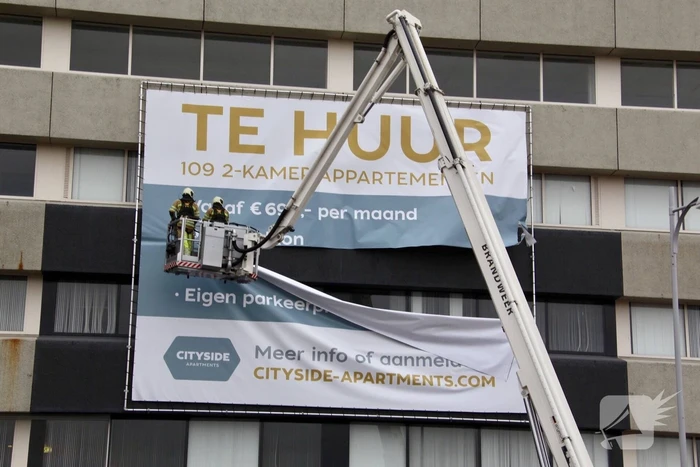 Losgewaaid spandoek zorgt voor gevaarlijke situatie