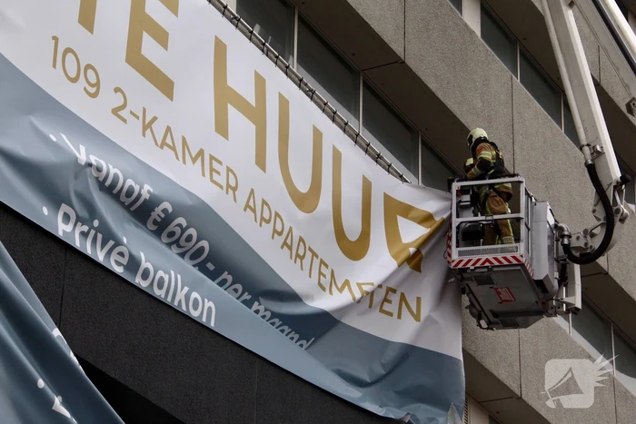 Losgewaaid spandoek zorgt voor gevaarlijke situatie