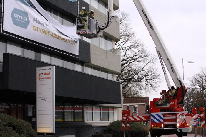 Losgewaaid spandoek zorgt voor gevaarlijke situatie