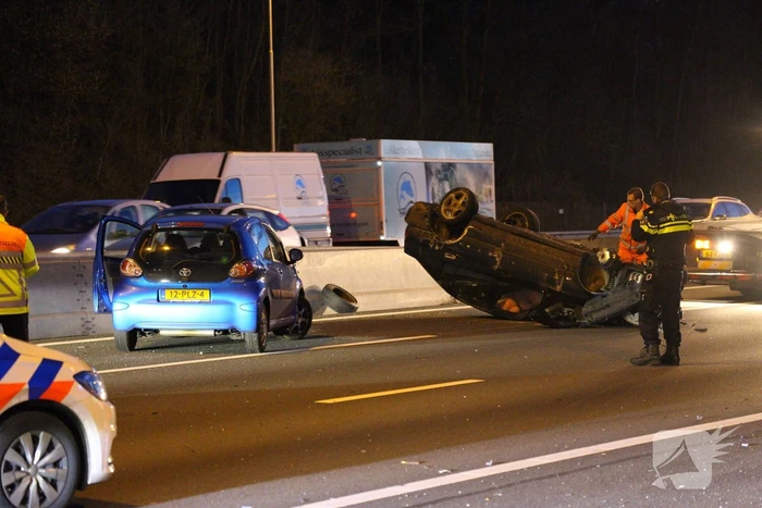 Auto over de kop na aanrijding