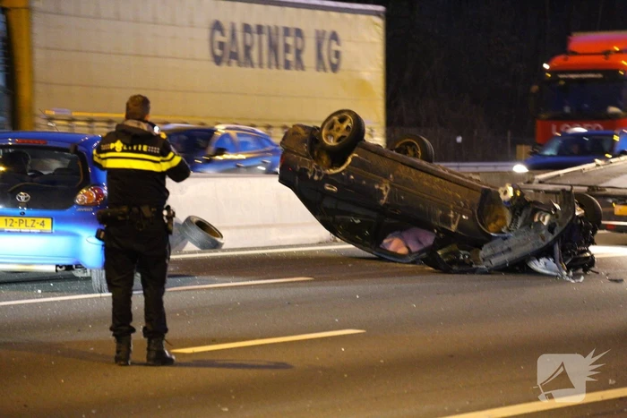 Auto over de kop na aanrijding