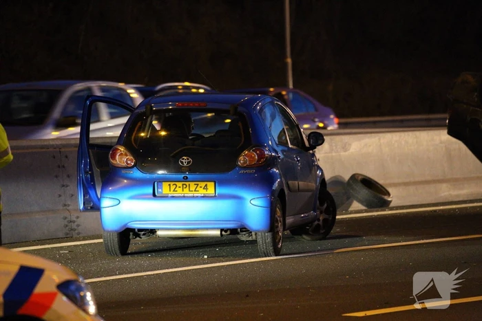 Auto over de kop na aanrijding