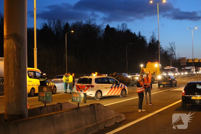 Auto over de kop na aanrijding
