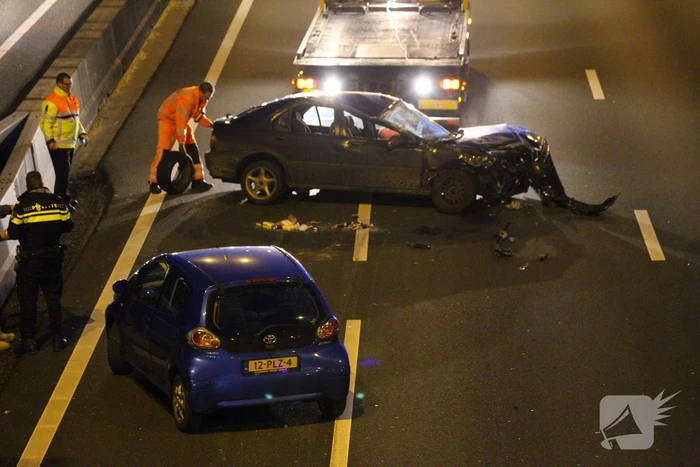 Auto over de kop na aanrijding