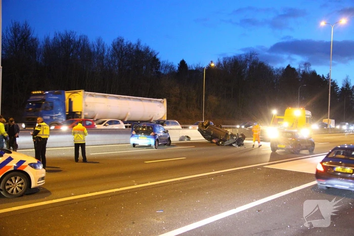 Auto over de kop na aanrijding
