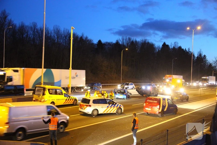 Auto over de kop na aanrijding